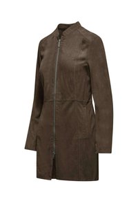 Giacca marrone a maniche lunghe realizzata in un materiale morbido e strutturato. Presenta un colletto alto, chiusura con zip frontale e tasche laterali per la funzionalità.