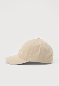 Beige színű pamut baseball sapka varrott szellőzőnyílásokkal és hajlított napellenzővel, az elülső panelen diszkrét hímzett márkázással.