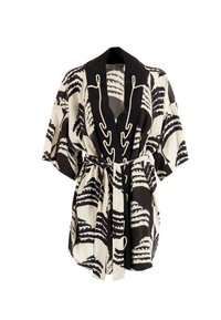 Bata estilo kimono en blanco y negro, con un patrón de olas, un escote en V profundo y un lazo en la cintura con acentos bordados en contraste.