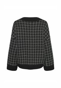 Mustvalge mustriga sviiter, millel on ruuduline disain, kudumisstruktuur, ümmargune kaelanägu ja laiad varrukad. Tagantvaates on näha selgelt eristuvat õmblust.