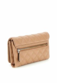 Portefeuille en simili cuir beige matelassé avec une poche zippée, de forme rectangulaire et des coutures contrastantes sur la surface.