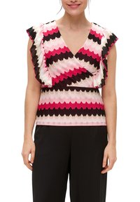 Multikleurige top met een zigzagpatroon in tinten roze, zwart en wit. Heeft een diepe v-hals, ruches mouwen en een getailleerde taille.