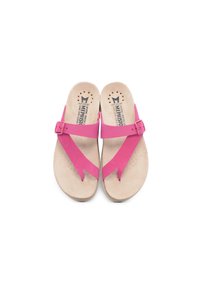 Sandali infradito rosa con soletta testurizzata, cinturino regolabile e suola beige. Design minimalista con profilo piatto.