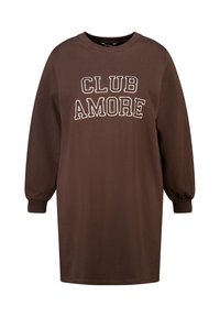 Bruine katoenen jurk met lange mouwen, een ronde hals en de tekst "CLUB AMORE" in het wit gedrukt, met geribde manchetten aan de mouwen.