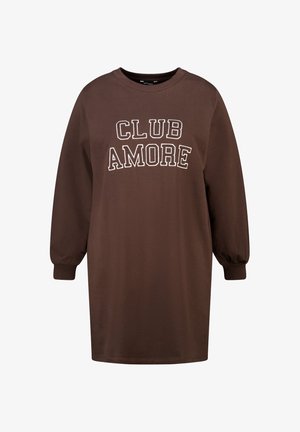 Robe en coton marron avec manches longues, col rond, et le texte "CLUB AMORE" imprimé en blanc, avec des poignets côtelés aux manches.