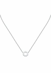 Collana in argento con un pendente circolare centrale circondato da otto pietre taglio marquise, finitura lucida, design delicato.