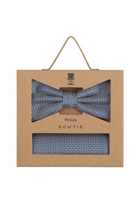 Blau- und grau-kariertes Fliegenband und passendes Einstecktuch in einer transparenten Display-Box mit Kraftpapieroberfläche und Aufhängeschnur.