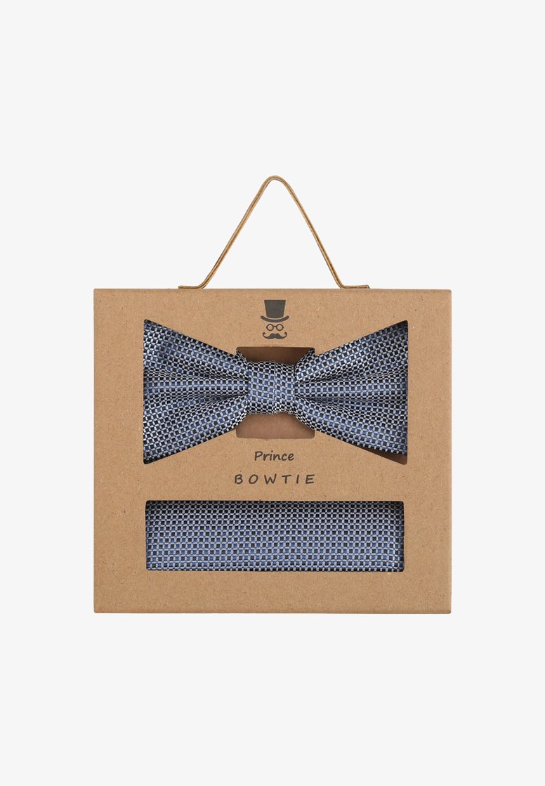 Blau- und grau-kariertes Fliegenband und passendes Einstecktuch in einer transparenten Display-Box mit Kraftpapieroberfläche und Aufhängeschnur.