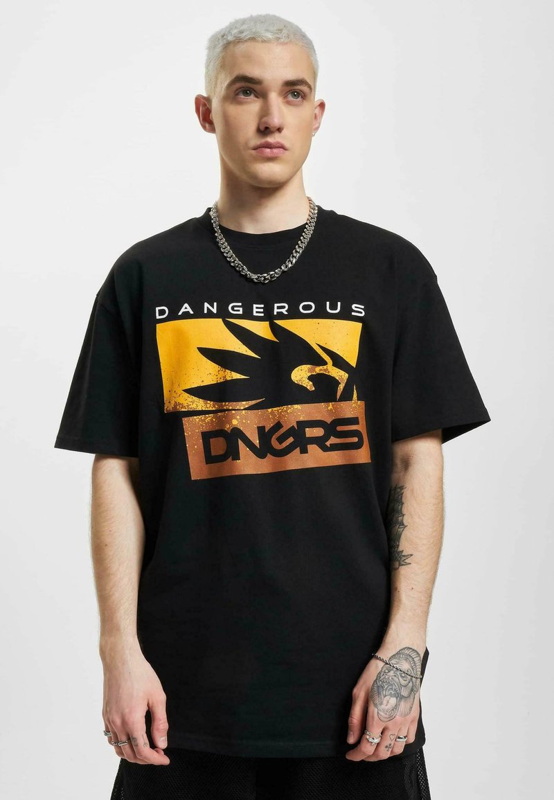 Sort oversized T-shirt med et iøjnefaldende grafisk design med gule og orange elementer samt ordene "DANGEROUS" og "DNGRS" i hvid.