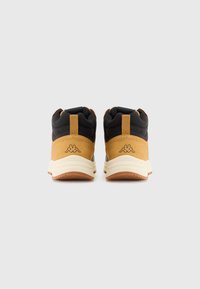 Sneaker alte marroni e nere con colletto imbottito, pelle testurizzata, suola in gomma e logo sul tallone. Due linguette per un facile indossamento.