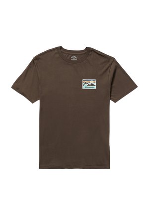 Brun bomulds t-shirt med et rektangulært brystgrafik, der har et bjerg- og solmotiv i jordfarver. Korte ærmer og rund hals.
