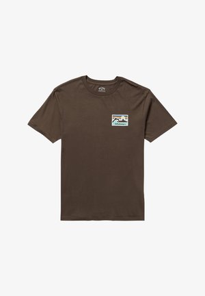 Brun bomulds t-shirt med et rektangulært brystgrafik, der har et bjerg- og solmotiv i jordfarver. Korte ærmer og rund hals.