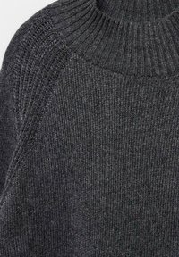 Maglione a maglia grigio scuro con un colletto alto a coste, tessuto testurizzato e cuciture diagonali. Il design presenta un aspetto morbido e accogliente.