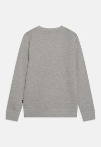 Sudadera gris lisa de manga larga con cuello redondo, puños y dobladillo de canalé, mostrada desde la parte posterior sobre un fondo blanco.