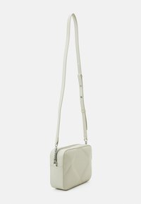 Calvin Klein RE LOCK QUILT CAMERA BAG - Borsa a tracolla - dark ecru