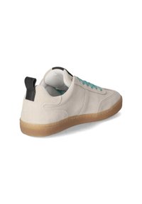 Sneaker in suede beige con lacci azzurri, suola in gomma, tallone nero e interno bianco imbottito, vista dal retro.