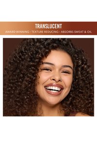 Gjennomsiktig hudpleieprodukt reklamebilde med en person med krøllete hår og et lyst smil. Teksten fremhever produktets fordeler.