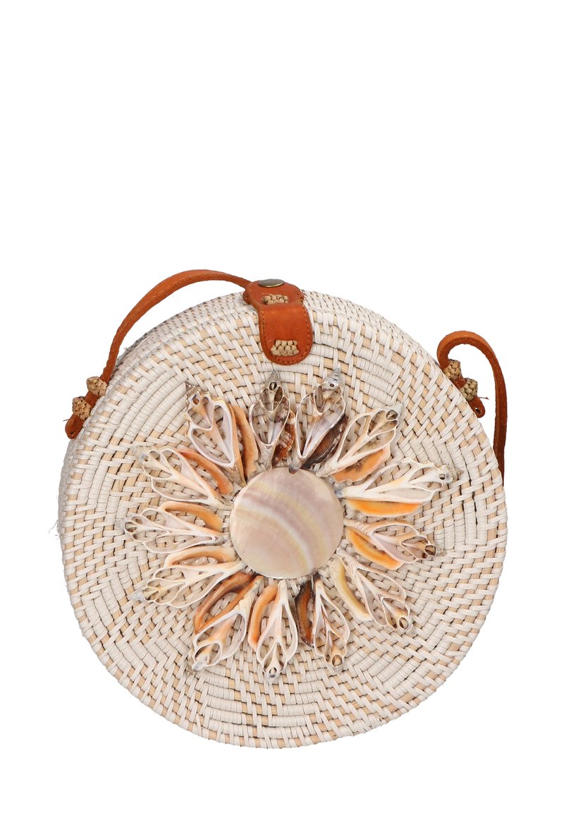 Borsa di paglia tessuta rotonda con un accento a forma di conchiglia circolare e una tracolla in pelle arancione, caratterizzata da una superficie testurizzata e un motivo a raggiera di conchiglie.