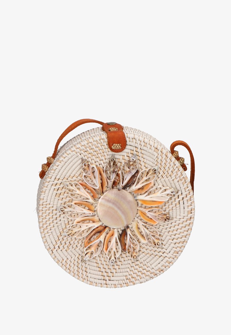 Borsa di paglia tessuta rotonda con un accento a forma di conchiglia circolare e una tracolla in pelle arancione, caratterizzata da una superficie testurizzata e un motivo a raggiera di conchiglie.