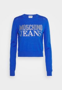 Pull à manches longues bleu avec poignets et ourlet côtelés, présentant le texte "MOSCHINO JEANS" en clous argentés sur la poitrine.