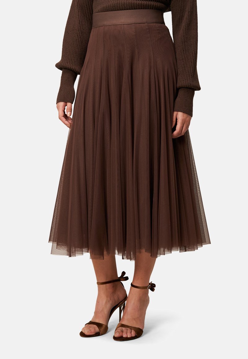 Bruine tulle midi rok met een geplooid design, voorzien van een brede tailleband en een gladde textuur, gecombineerd met bruine gespen-hakken sandaaltjes.