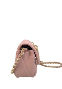 Borsa a tracolla in pelle rosa trapuntata con catena dorata, caratterizzata da una forma strutturata e chiusura a pattina. Gli accenti includono dettagli in metallo dorato.