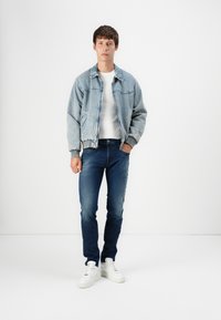 Replay ANBASS - Karcsúsított farmerek - blau