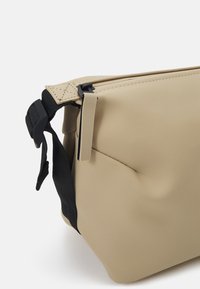Rains HILO WASH BAG UNISEX - Mosózsák - sand