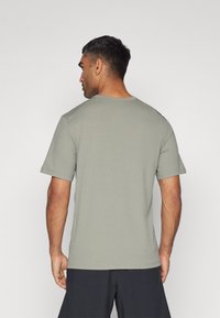Nike Performance HYVERSE - T-skjorte til trening - dark stucco/black