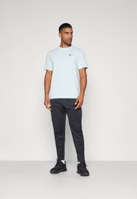 Nike Performance HYVERSE - T-Shirt sport - glacier blue/black
