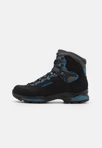 Scarponcino da trekking nero con accenti blu, realizzato in pelle e materiali sintetici. Presenta ganci metallici, suola strutturata e supporto per la caviglia imbottito.
