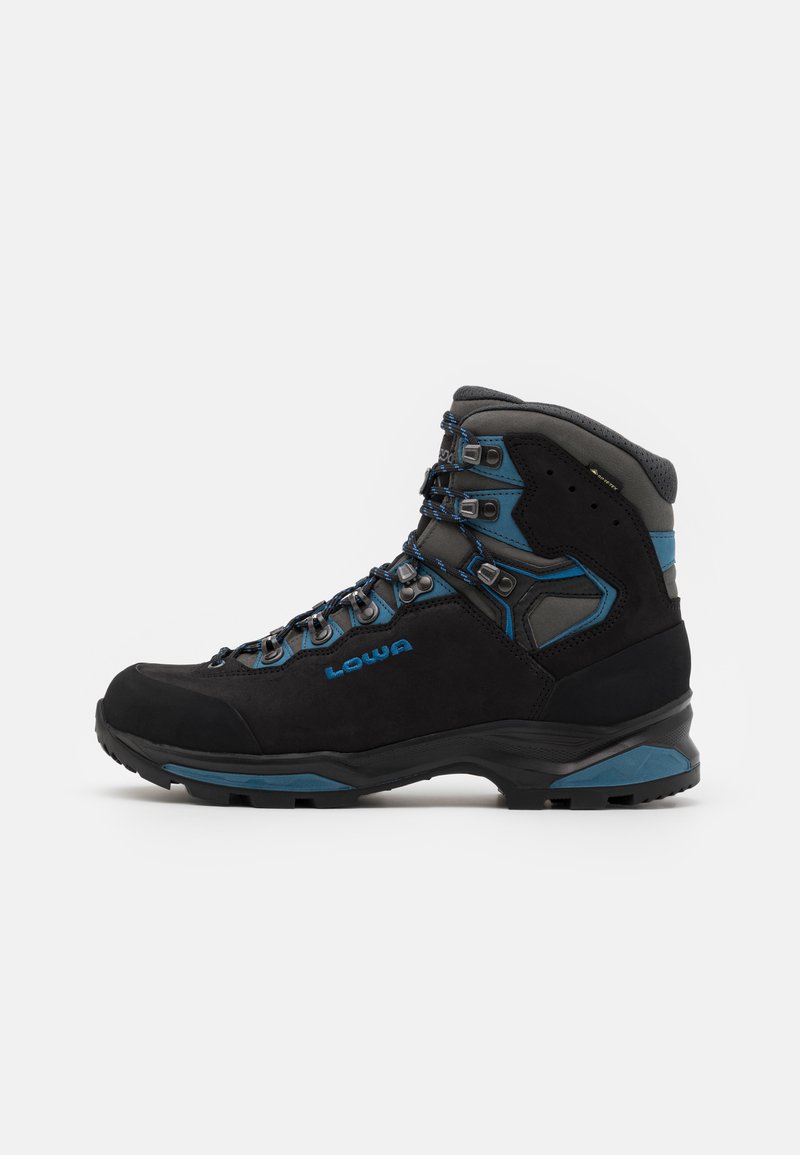 Scarponcino da trekking nero con accenti blu, realizzato in pelle e materiali sintetici. Presenta ganci metallici, suola strutturata e supporto per la caviglia imbottito.