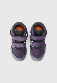 Lila Sportschuhe mit schwarzen Netzeinsätzen und synthetischen Akzenten, ausgestattet mit zwei verstellbaren Riemen und einer strukturierten Gummisohle.