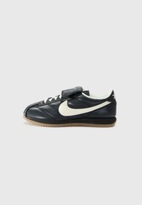 Nike Sportswear - CORTEZ SE 3 UNISEX - Zapatillas - black/sail/gum/dark brown/metallic dark grey Imagen en miniatura 1