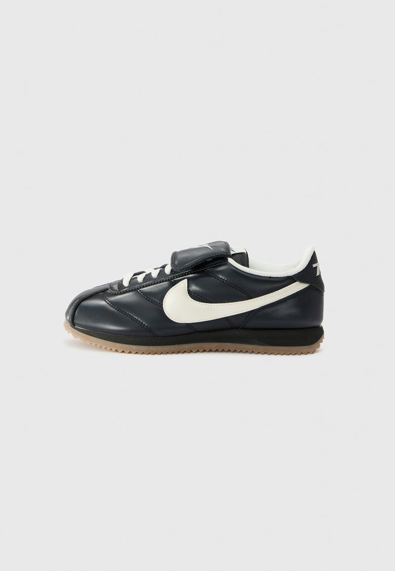 Nike Sportswear - CORTEZ SE 3 UNISEX - Zapatillas - black/sail/gum/dark brown/metallic dark grey, Ampliar