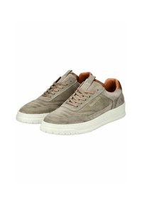 Sneaker beige in suede con suola in gomma bianca, caratterizzati da un design con lacci e dettagli in pelle marrone sulla linguetta e sul colletto.