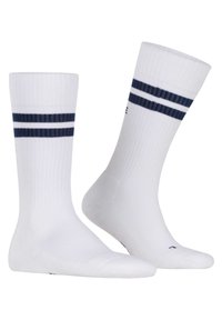 Chaussettes de sport blanches avec des accents de rayures bleu marine en haut, texture côtelée, longueur cheville et zones de talon et d'orteil renforcées.