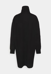 Svart långärmad klänning med hög krage, tillverkad av ett mjukt tyg. Har en lös passform och förlängd längd, med ribbade ärmslut.