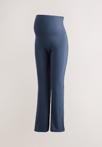 Pantalon de maternité bleu marine avec une taille haute et extensible conçue pour soutenir un ventre de femme enceinte, tissu lisse et coupe droite.