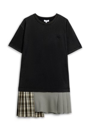 Czarna sukienka z krótkim rękawem i okrągłym dekoltem, z małym haftem ptaka na piersi oraz asymetrycznym dołem z mieszanych plisowanych paneli w kratę i szkocką kratę.