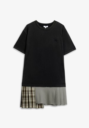 Czarna sukienka z krótkim rękawem i okrągłym dekoltem, z małym haftem ptaka na piersi oraz asymetrycznym dołem z mieszanych plisowanych paneli w kratę i szkocką kratę.