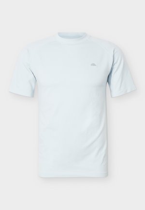 Enkelt lyseblå t-shirt med korte ærmer og rund hals, med et lille diskret logo på venstre bryst.