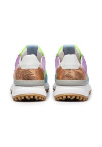 Sneaker multicolori con tomaia in suede viola, tacco in bronzo metallico, accenti verde neon e dettagli in blue texture su suola bianca.