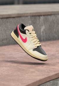 Neselectat, pale ivory/racer pink/black
