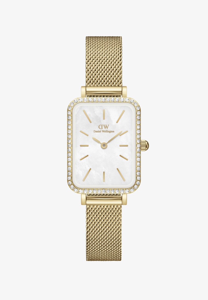 Rechteckige Uhr mit goldfarbener Mesh-Armbanduhr und einem Zifferblatt aus weißem Perlmutt, umgeben von einem diamantähnlichen Gehäuse, mit goldenen Stundenmarkierungen und Zeigern.
