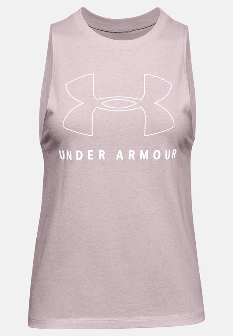 Svetle růžový bezrukávový top vyrobený z měkké tkaniny, s velkým bílým logem Under Armour přes prsa. Hladká textura a kulatý výstřih.