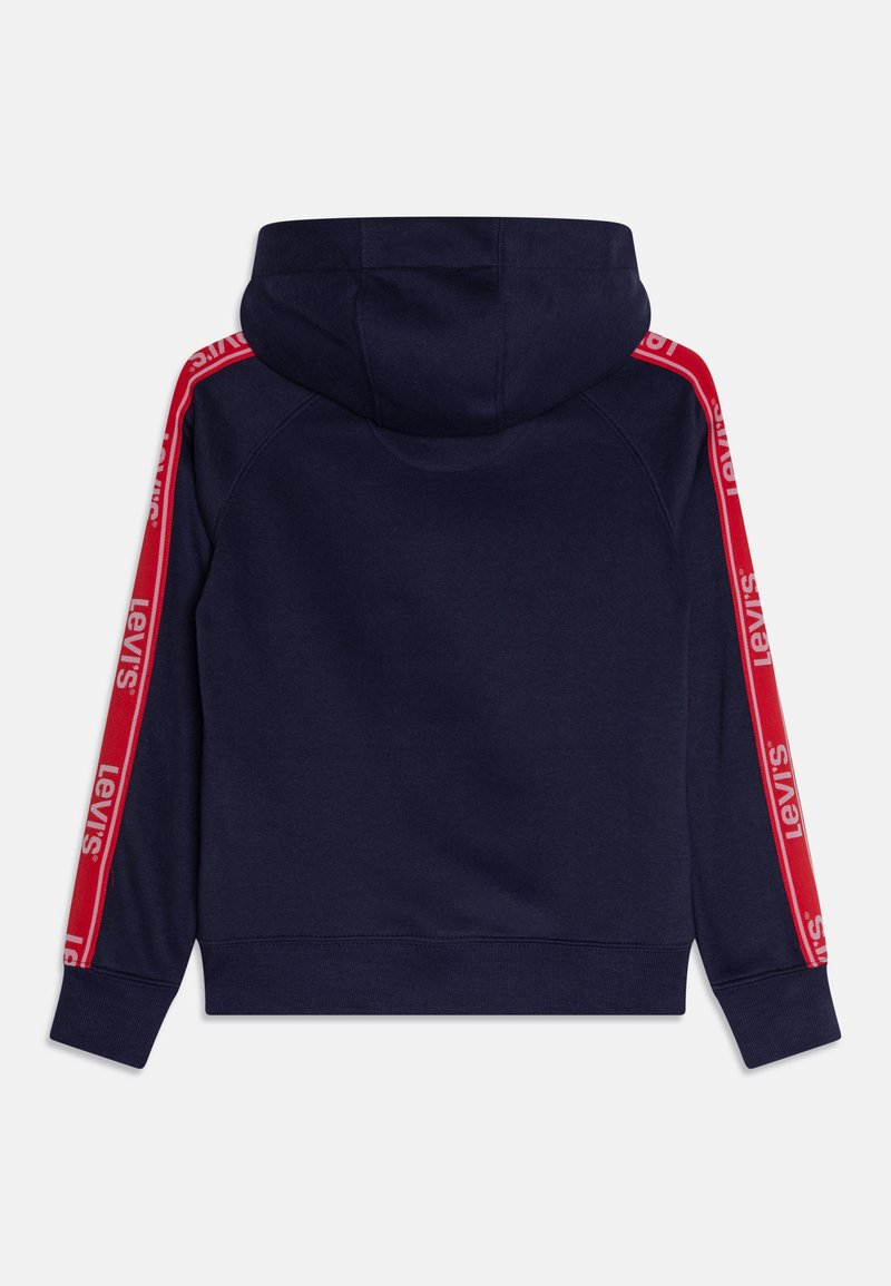 Marineblaue Kapuzenjacke mit rotem Logo-Streifen entlang der Ärmel, ausgestattet mit einer frontalen Kängurutasche und einer verstellbaren Kapuze mit Kordelzug.