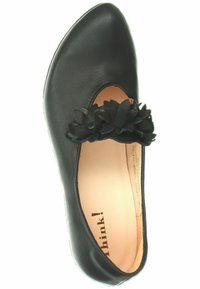 Schwarze Leder-Ballerina mit abgerundetem Zehenbereich, ausgestattet mit einem Ausschnittdesign und dekorativen schwarzen Blumenakzenten auf dem Obermaterial.