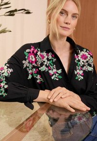 Love & Roses EMBROIDERED THROUGH-REGULAR FIT - Nööpidega pluus - black