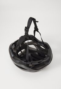 Casco da bicicletta nero con un design elegante, dotato di una rete di aperture, cinghie regolabili e un'imbottitura interna texturizzata per il comfort.